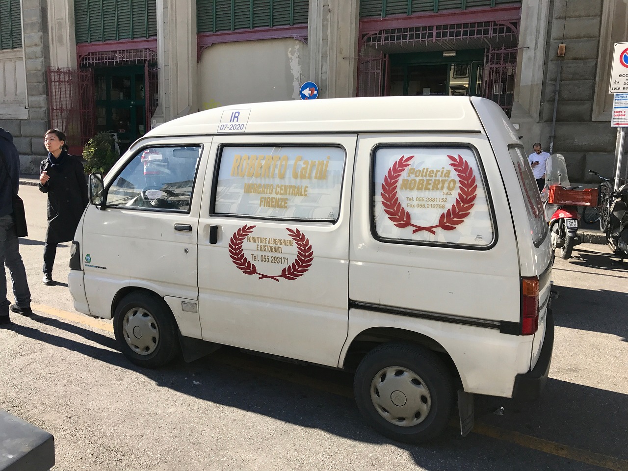 市場近くで活躍するPIAGGIOの車両