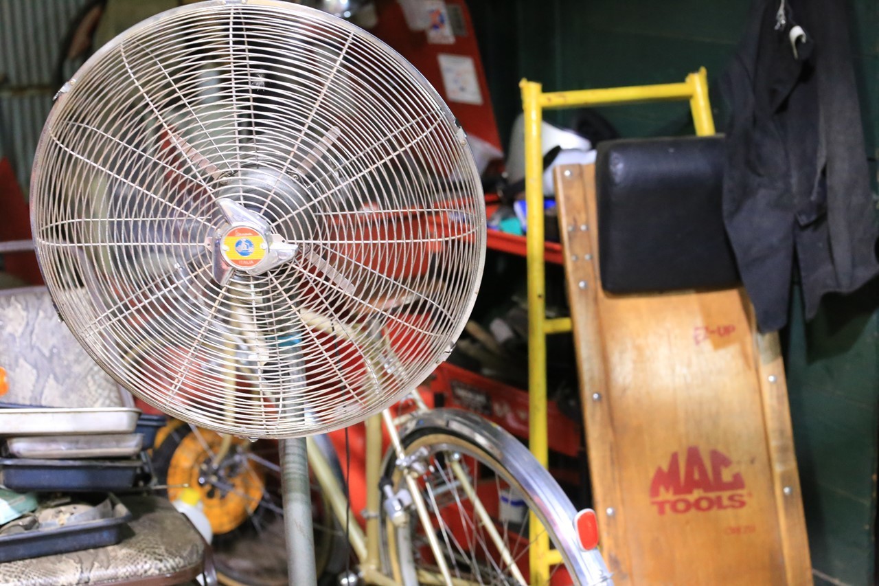 扇風機で暑さ対策する作業場