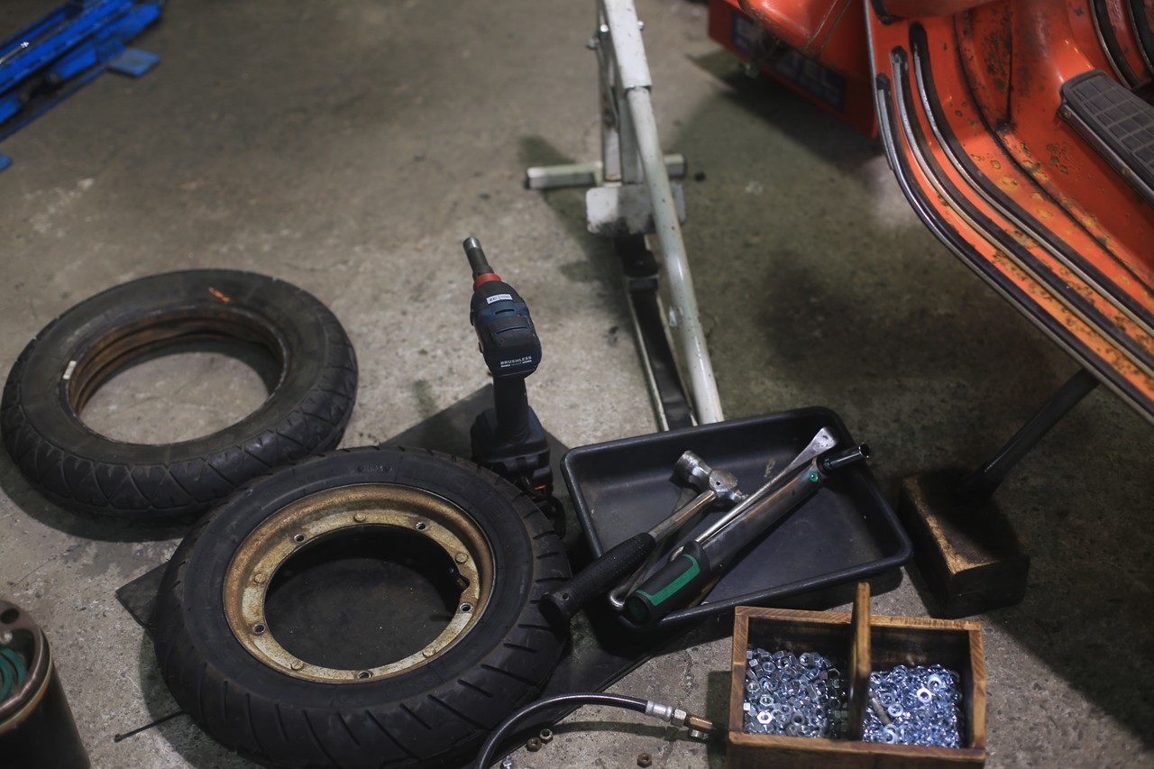 違う車両のタイヤ交換作業