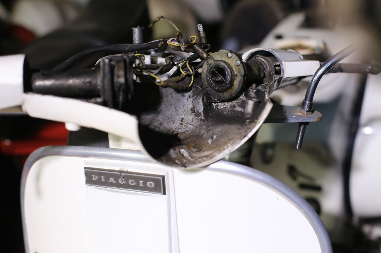 P200E復活作戦 ライトケース内の汚れ