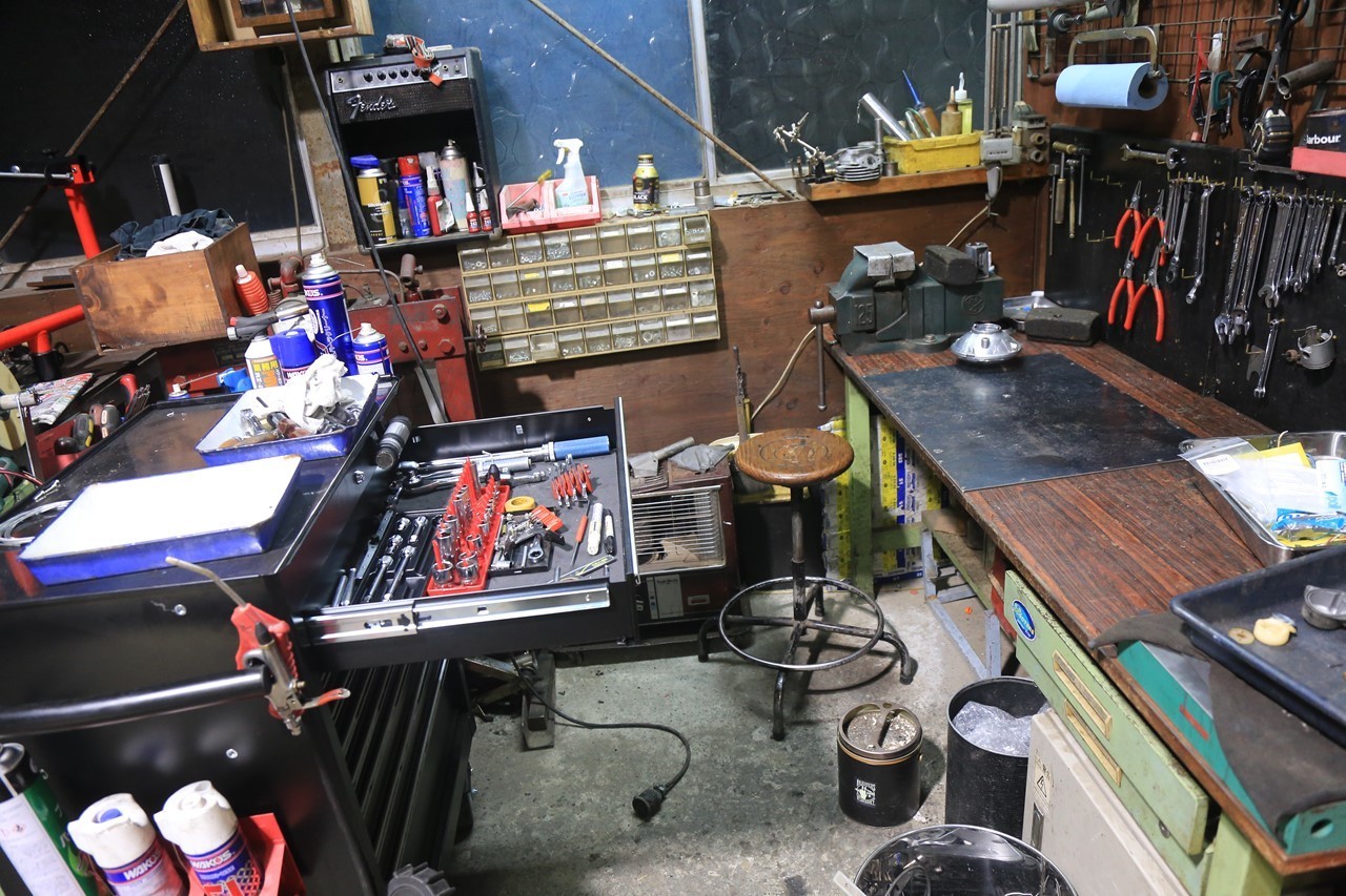 作業台前に移動したロールキャビネット