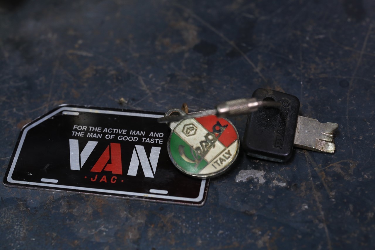 VAN＋イタリア国旗の古いキーホルダー付き折れた鍵