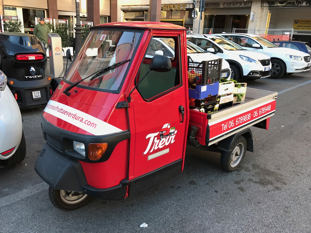 街角の石造りの建物とイタリアの旗