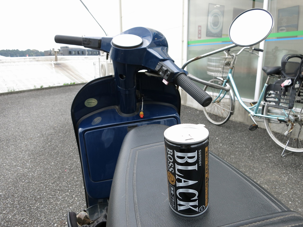 ご近所コンビニでホットコーヒーを楽しむ休憩