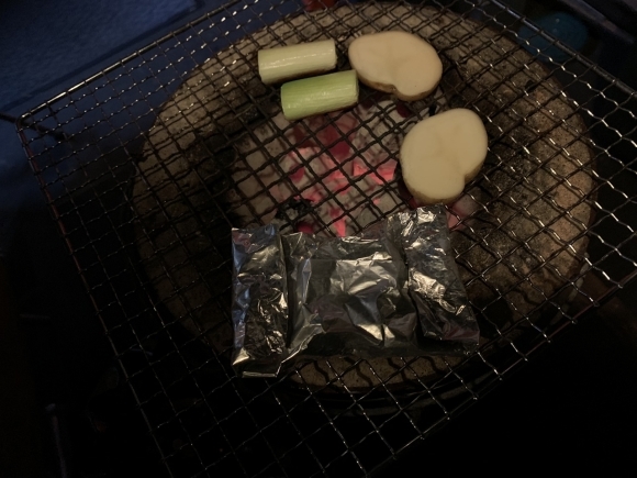 道の駅で購入した野菜を七輪で焼いている様子