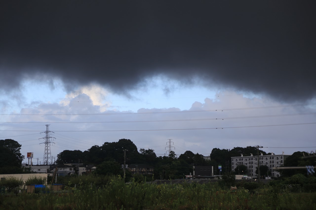 雨雲が迫る空模様