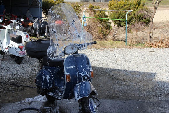 完成したP125Xを洗車している様子