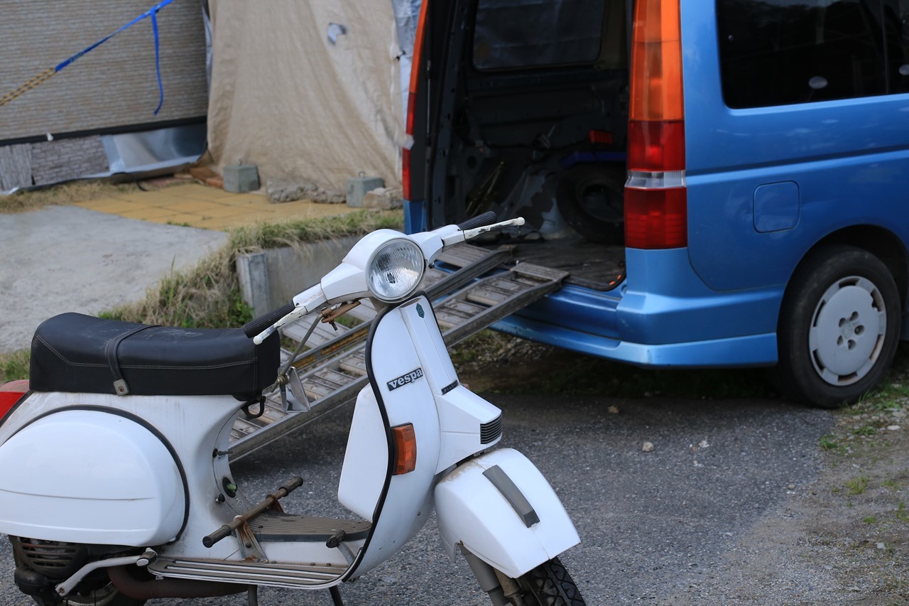 車内でタイヤ交換してPXを降ろす場面