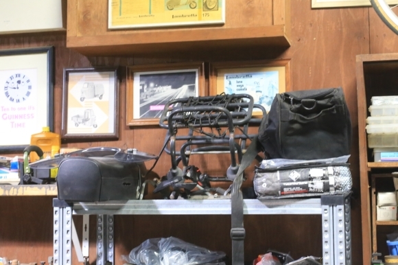 車両から外したアクセサリーパーツ置き場