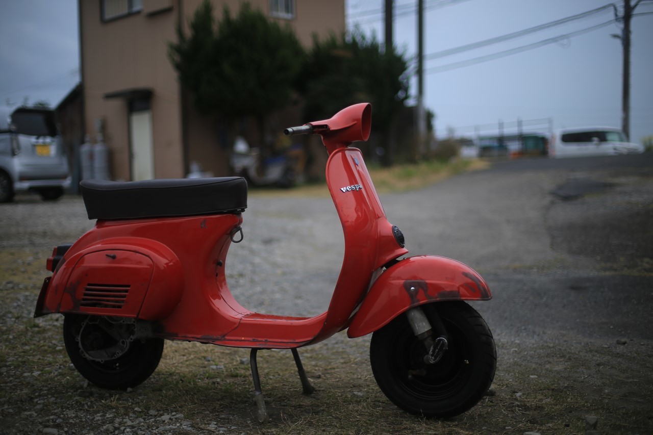 仮組み状態のベスパ50s