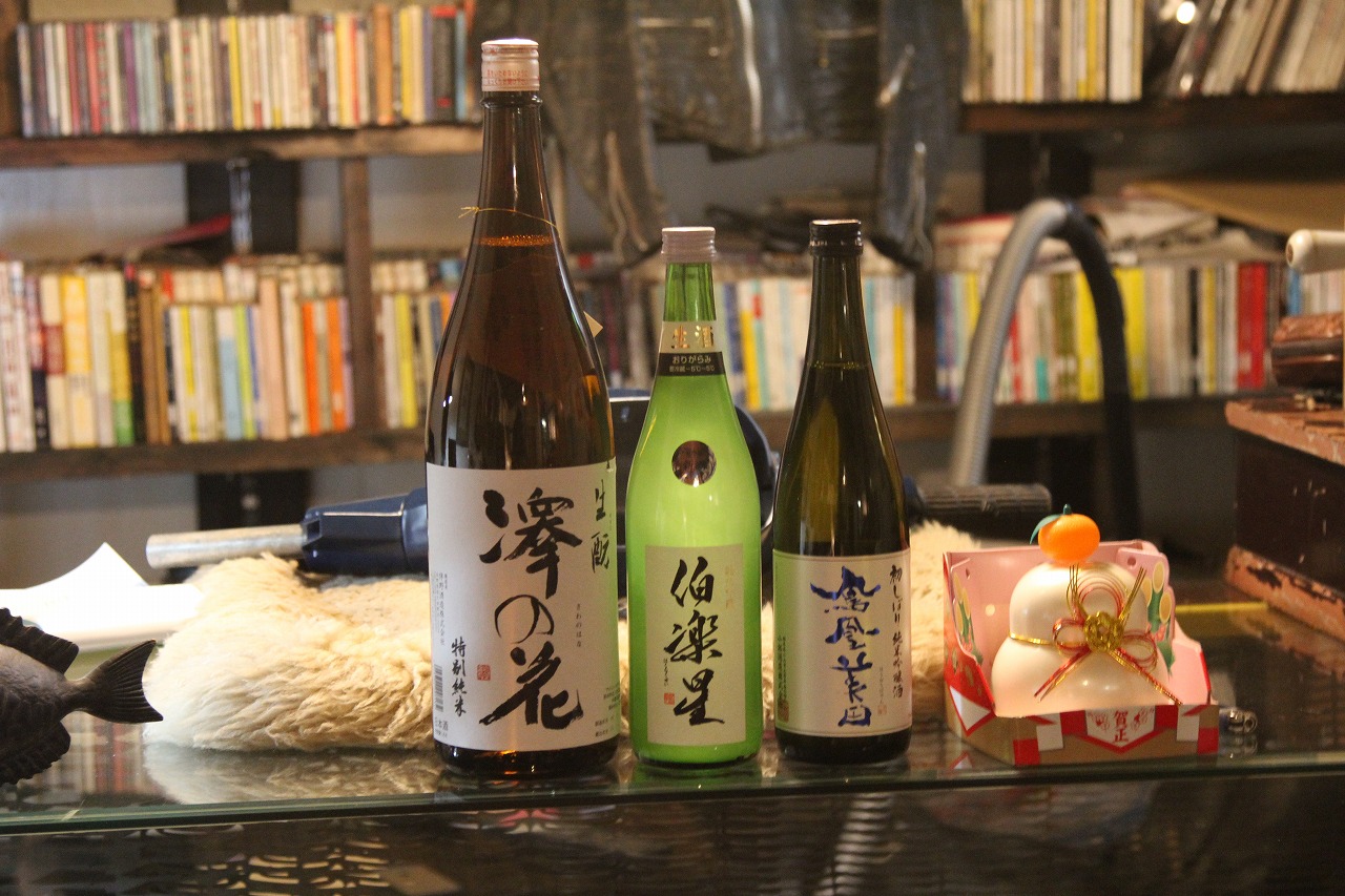 お正月用に仕入れた日本酒が並んだカウンター