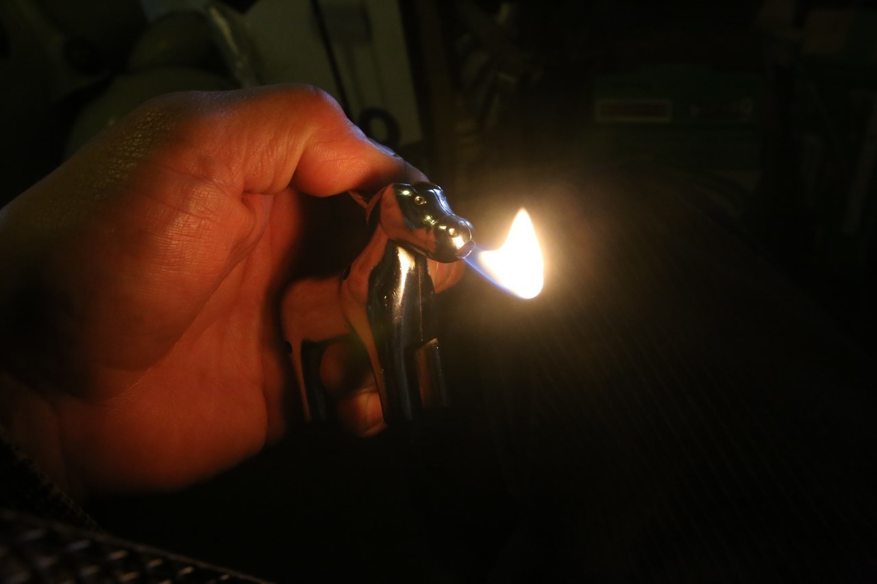 口から火を噴くロバのライター