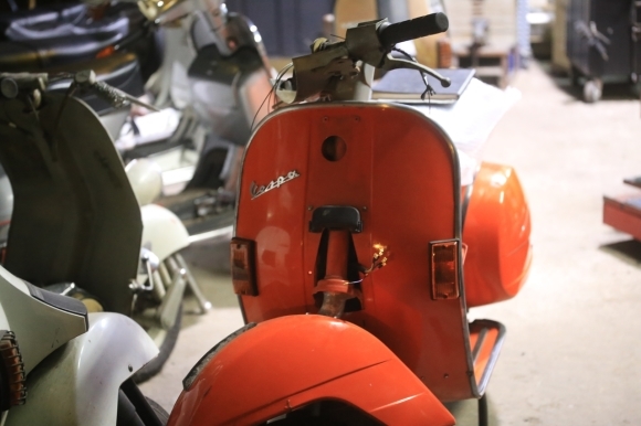 P125Xの整備進行、オーナーが決まり作業中の様子