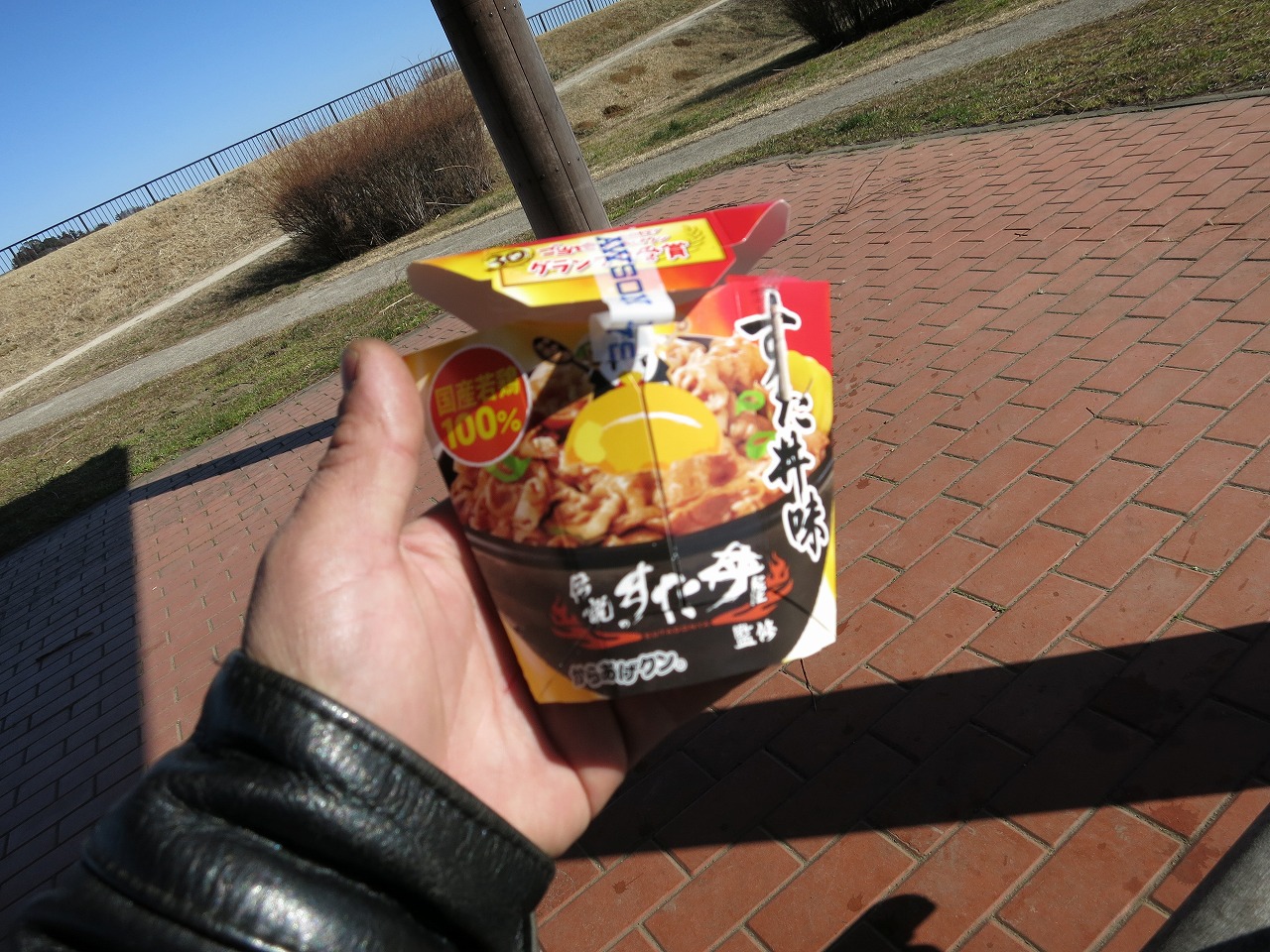 からあげクン「すた丼味」を食べている様子