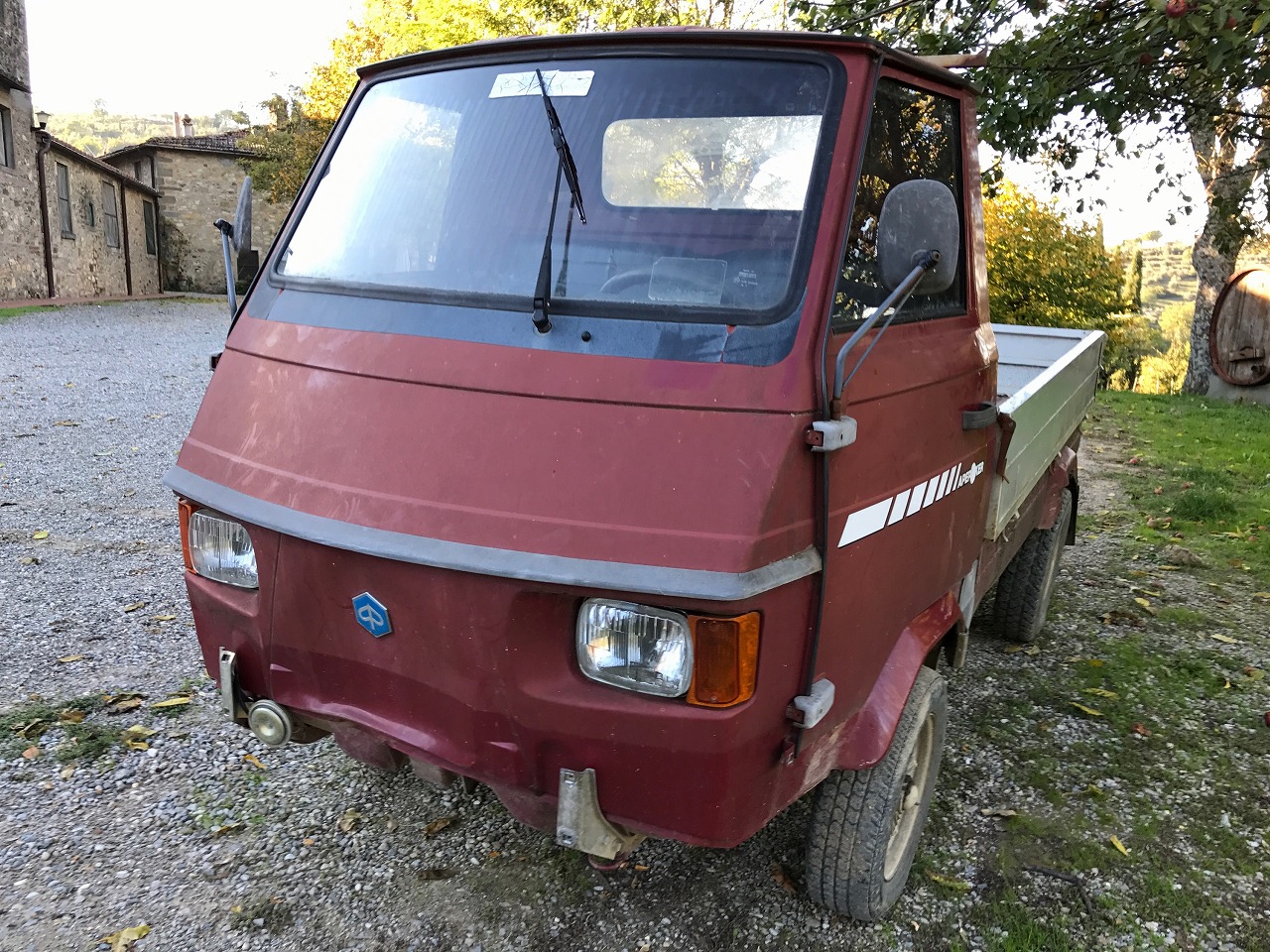 人通りの多い街中を走るPIAGGIO車