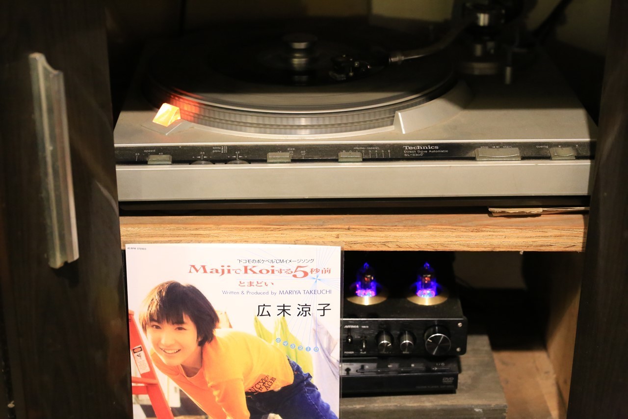 広末のレコードを一度だけ再生して封印するシーン