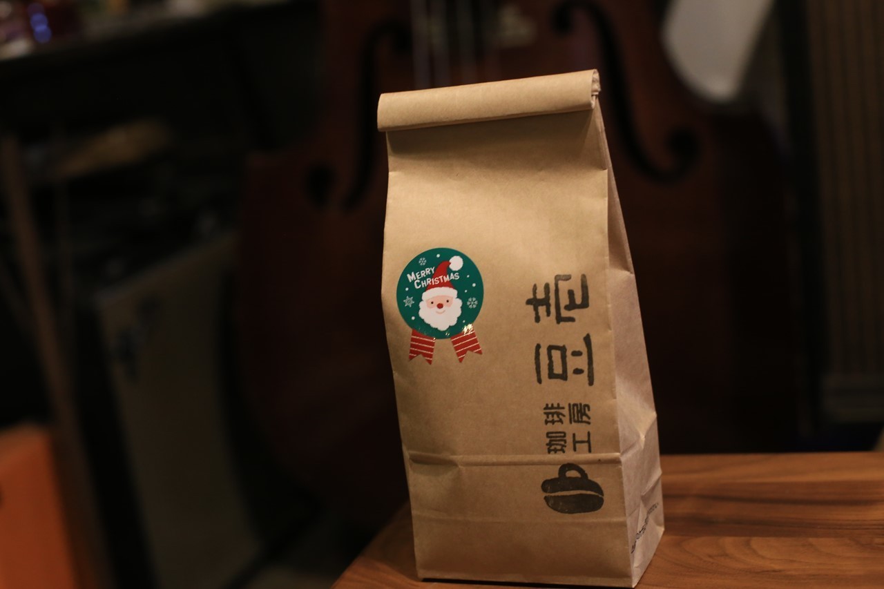 コーヒーショップで購入したクリスマスブレンド