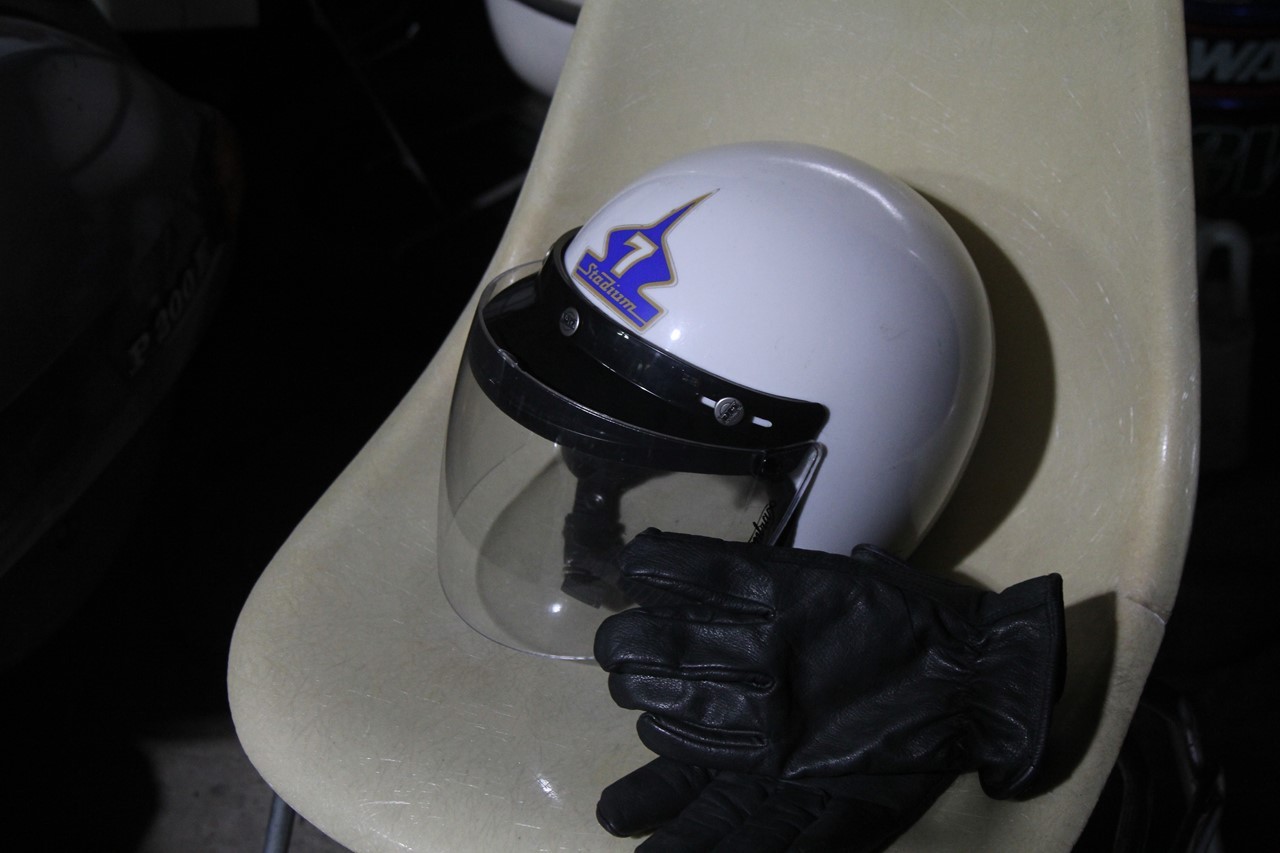 冬用装備のヘルメットとグローブ