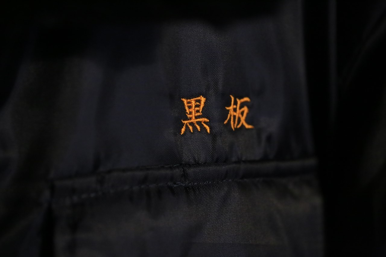 黒板と刺繍入りのドカジャン