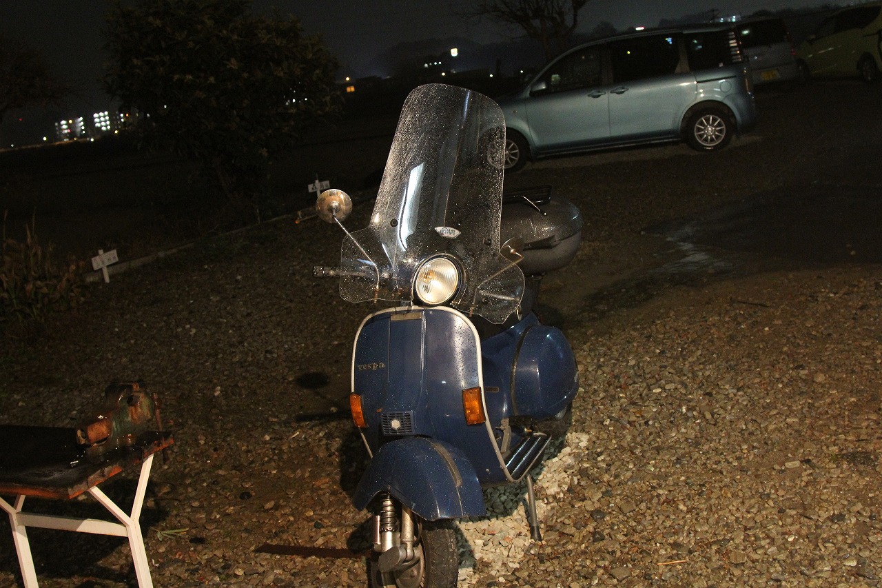 雨が降り出した夜のベスパ