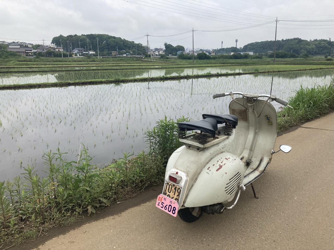 整備後の試運転で走るフェンダーライトベスパ