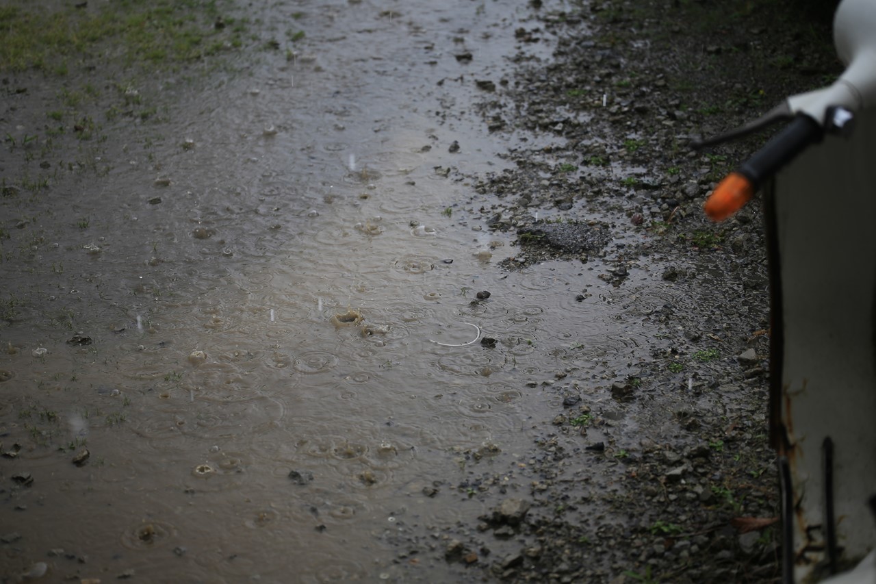 大粒の雨と雷で荒れた日曜日の様子