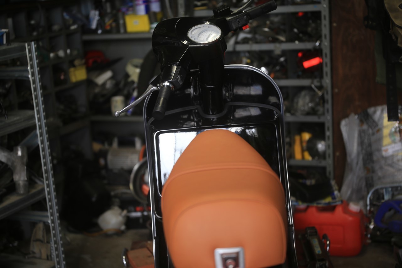 PX200FL2、エンジン始動後の電装点検の様子