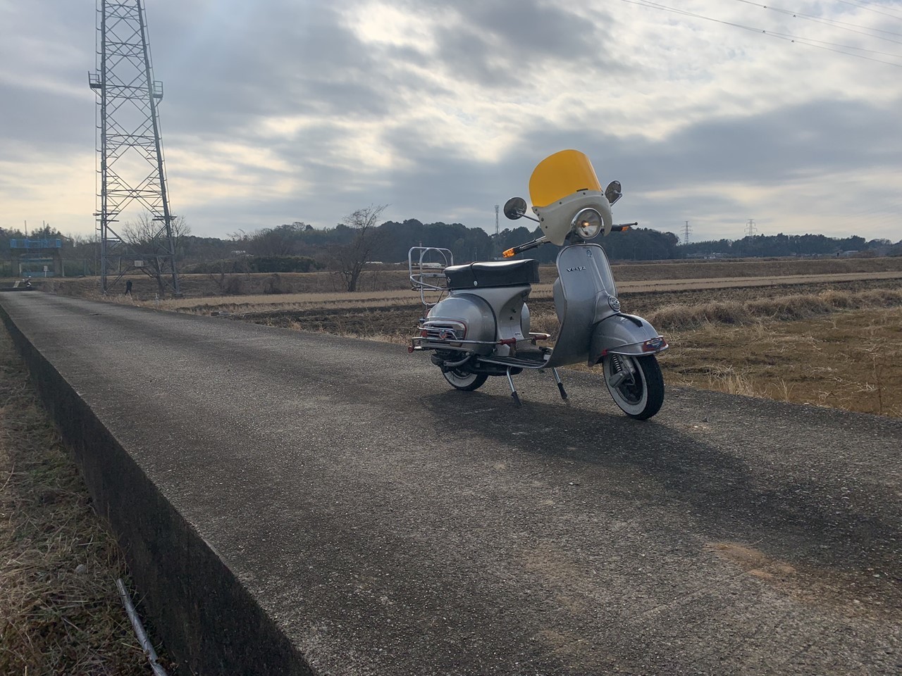 試運転でフロントブレーキの効きを確認するラリー200