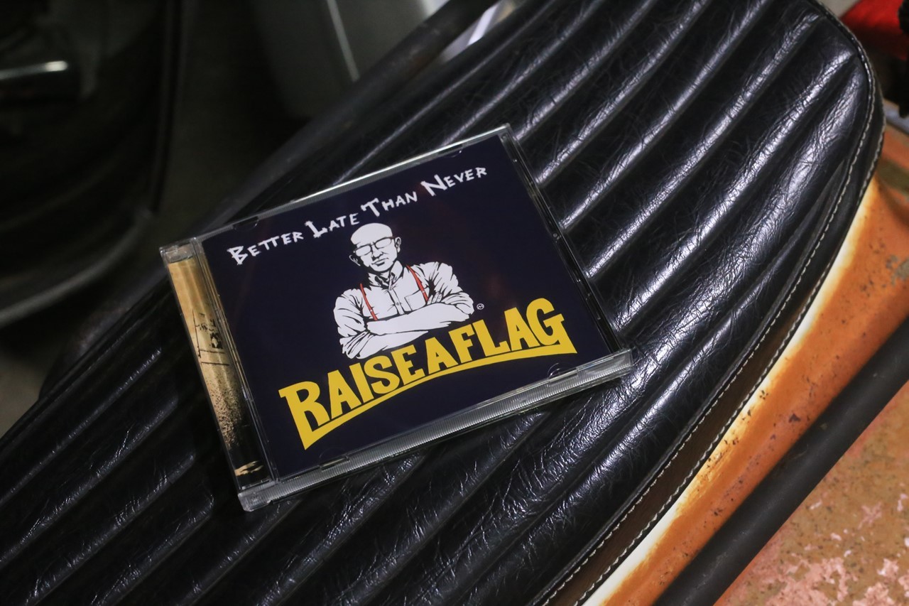 RAISE A FLAGの6thアルバム「BETTER LATE THAN NEVER」ジャケット