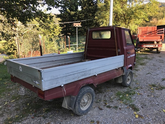 小型のPIAGGIO車が街角で作業中
