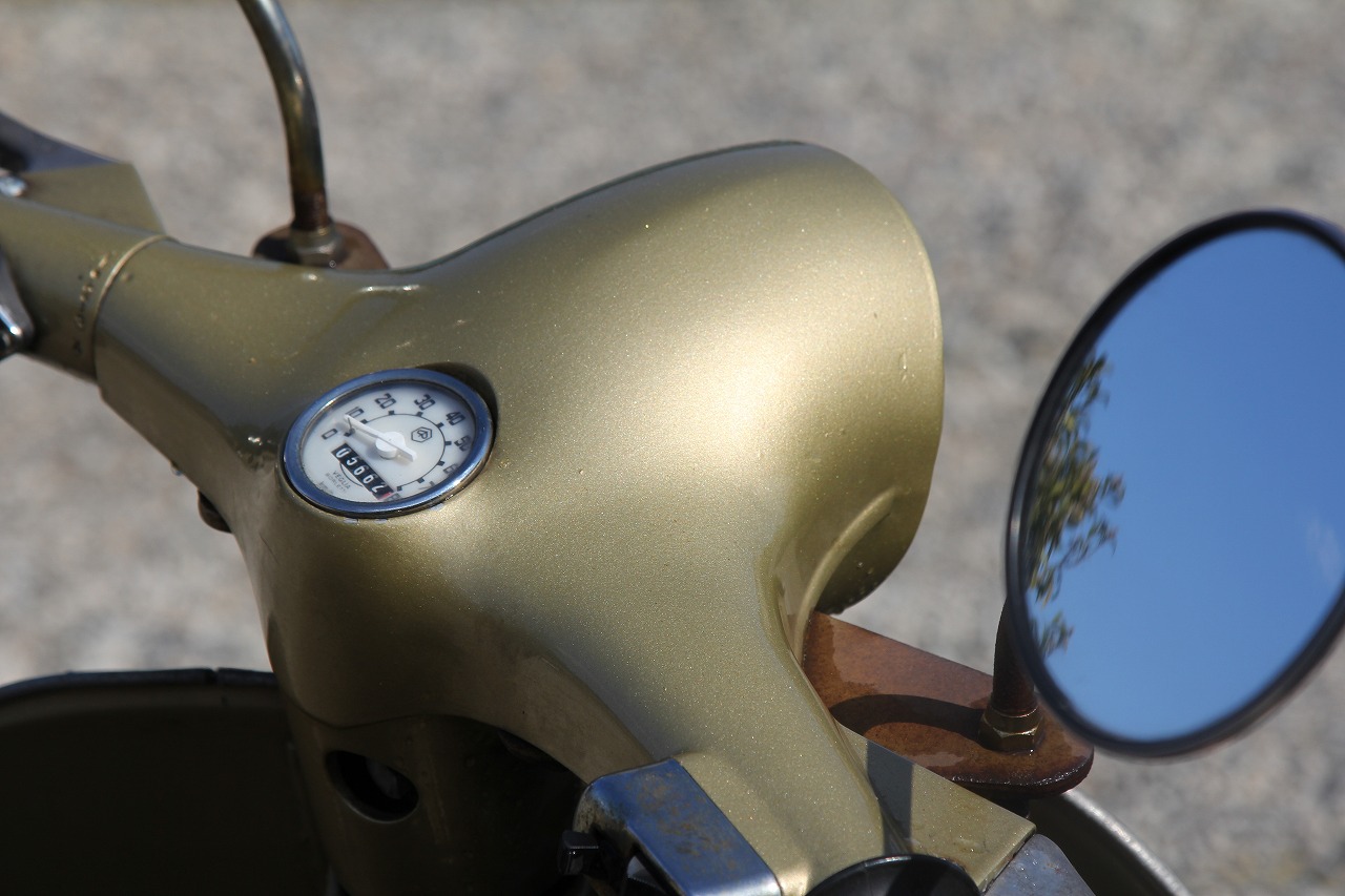 洗車後にピカピカになったベスパ50s