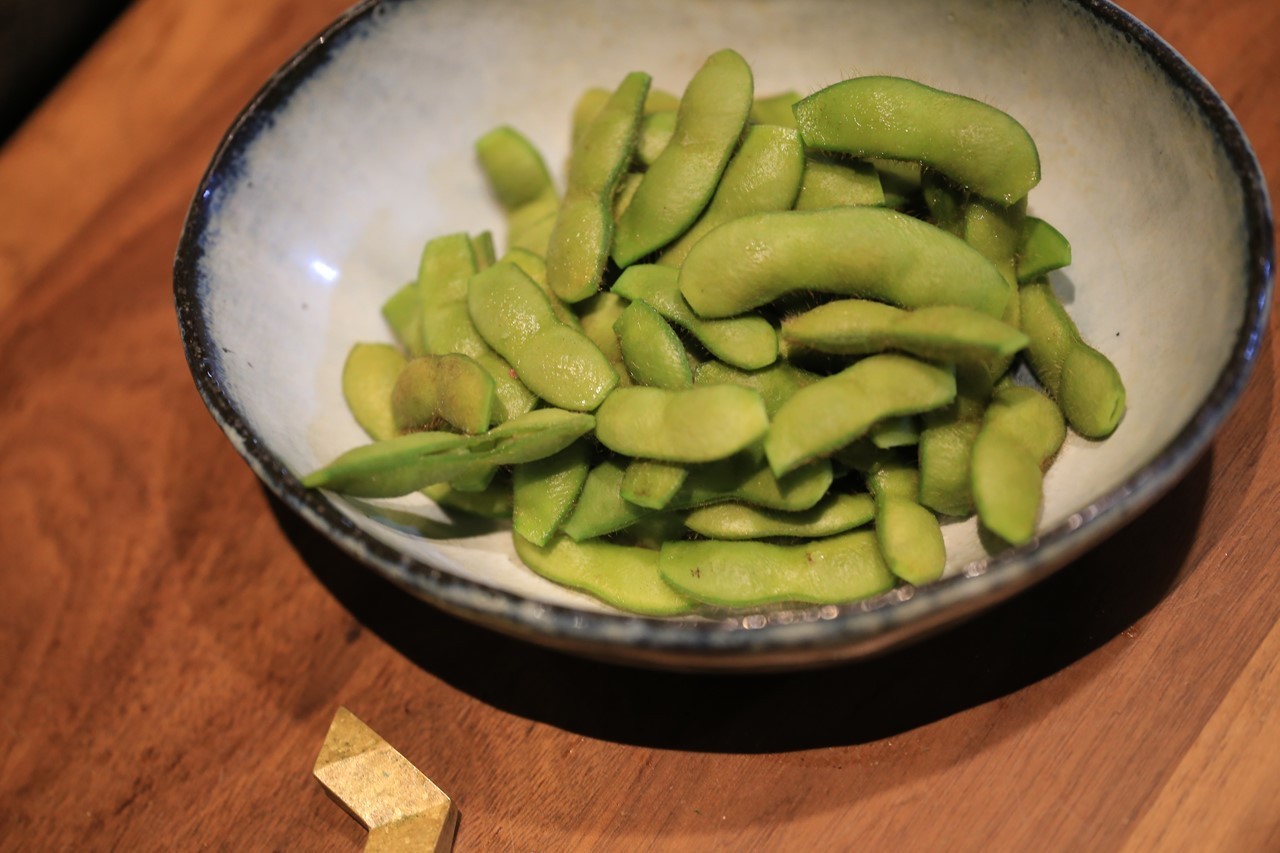 初収穫の枝豆で乾杯準備