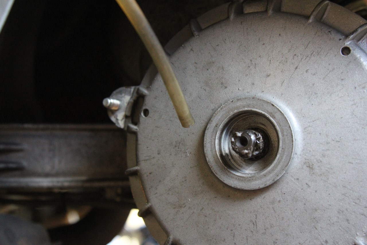 リアドラムセンターナット締め付け作業