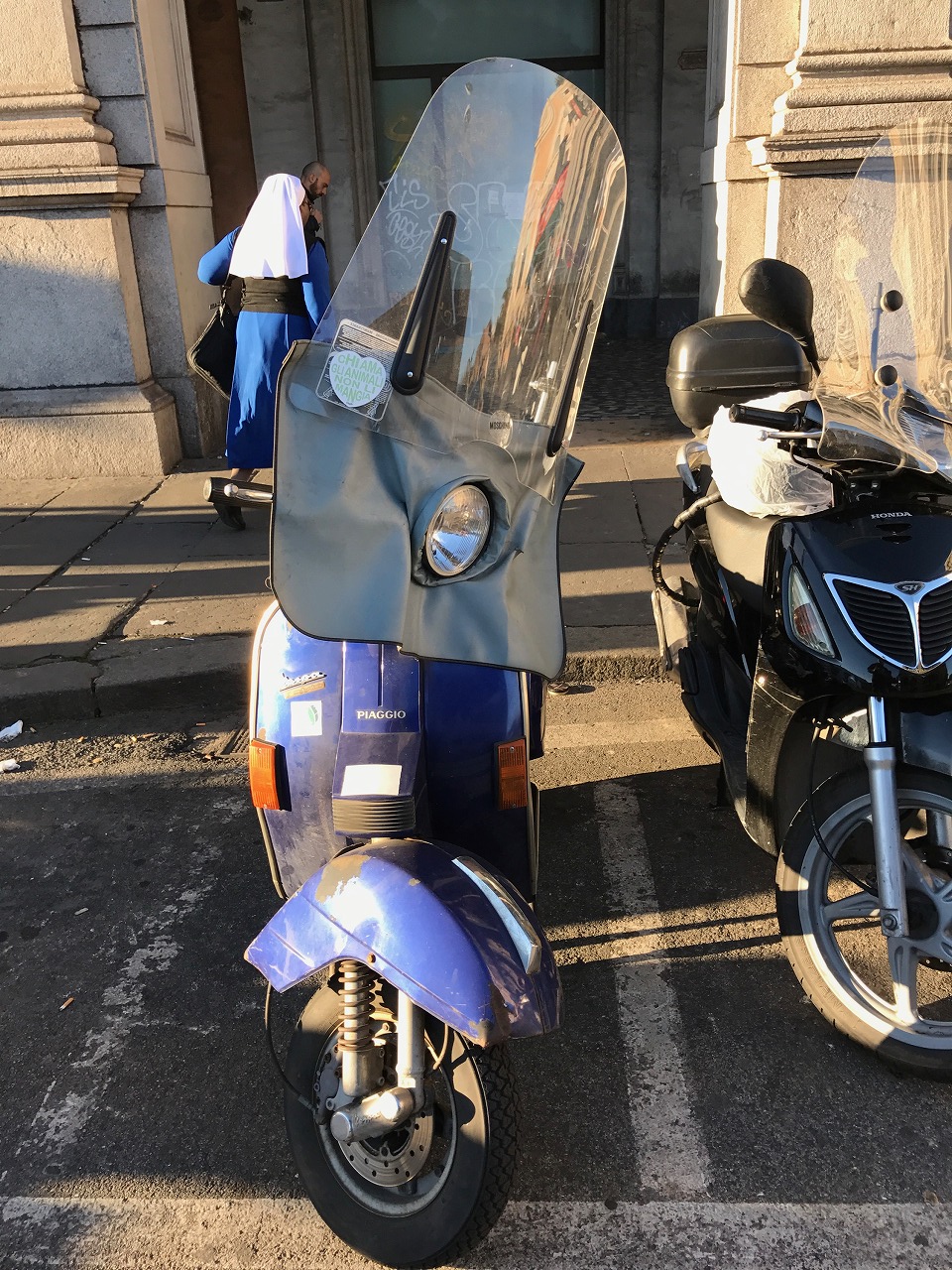 ベスパとレトロな看板がある商店街の一角