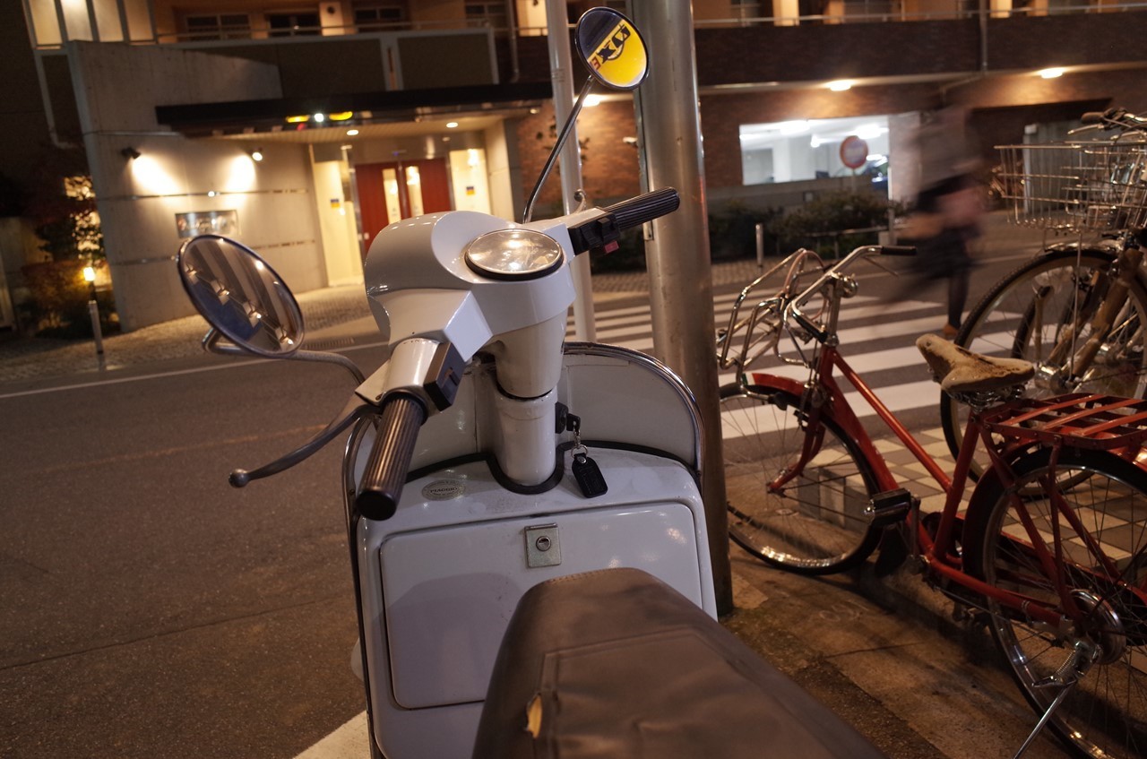 日暮れ後に試運転するベスパ