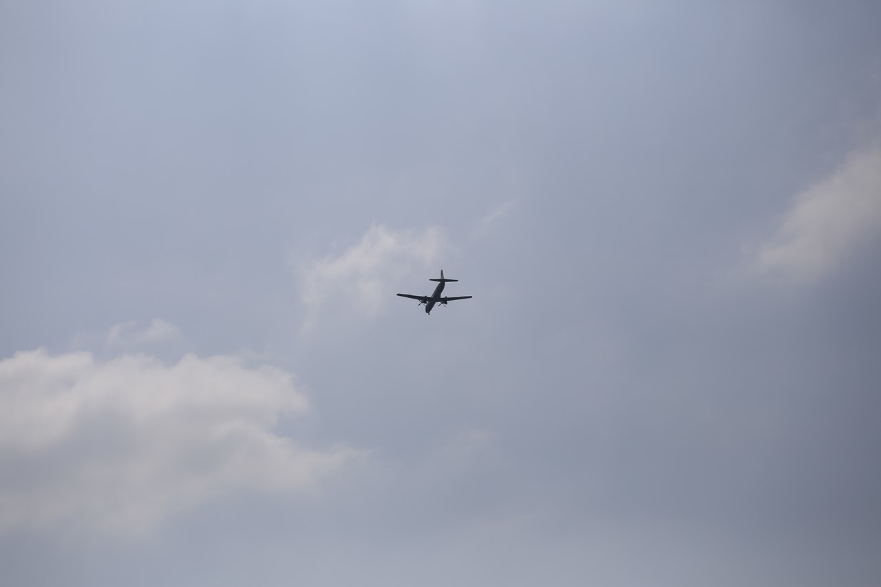 空を飛ぶYS-11らしき飛行機