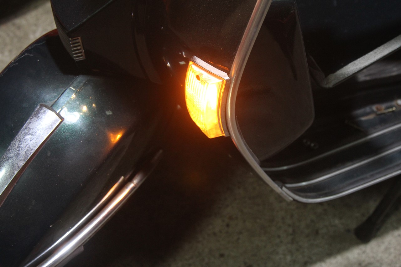 不点灯だった左フロントウィンカーも点灯に回復