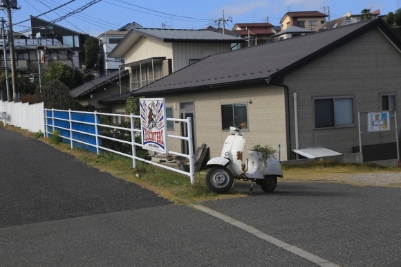 代わりに置かれた白い車両(仮目印)