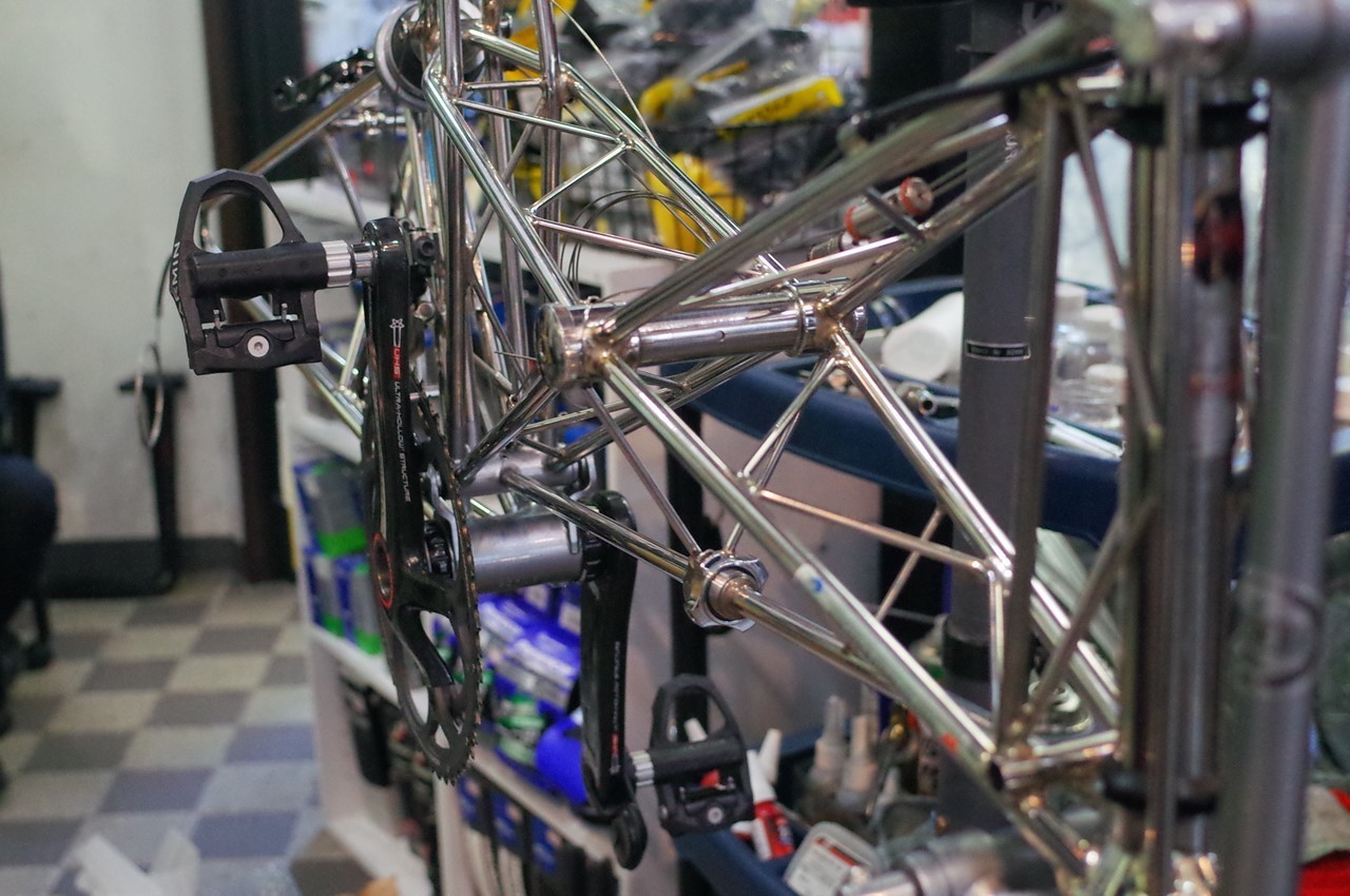 整備中のモールトン自転車