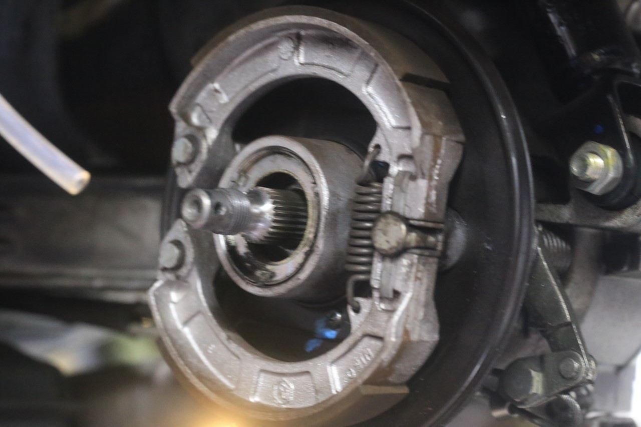 ドラムセンターナットとリアブレーキ点検