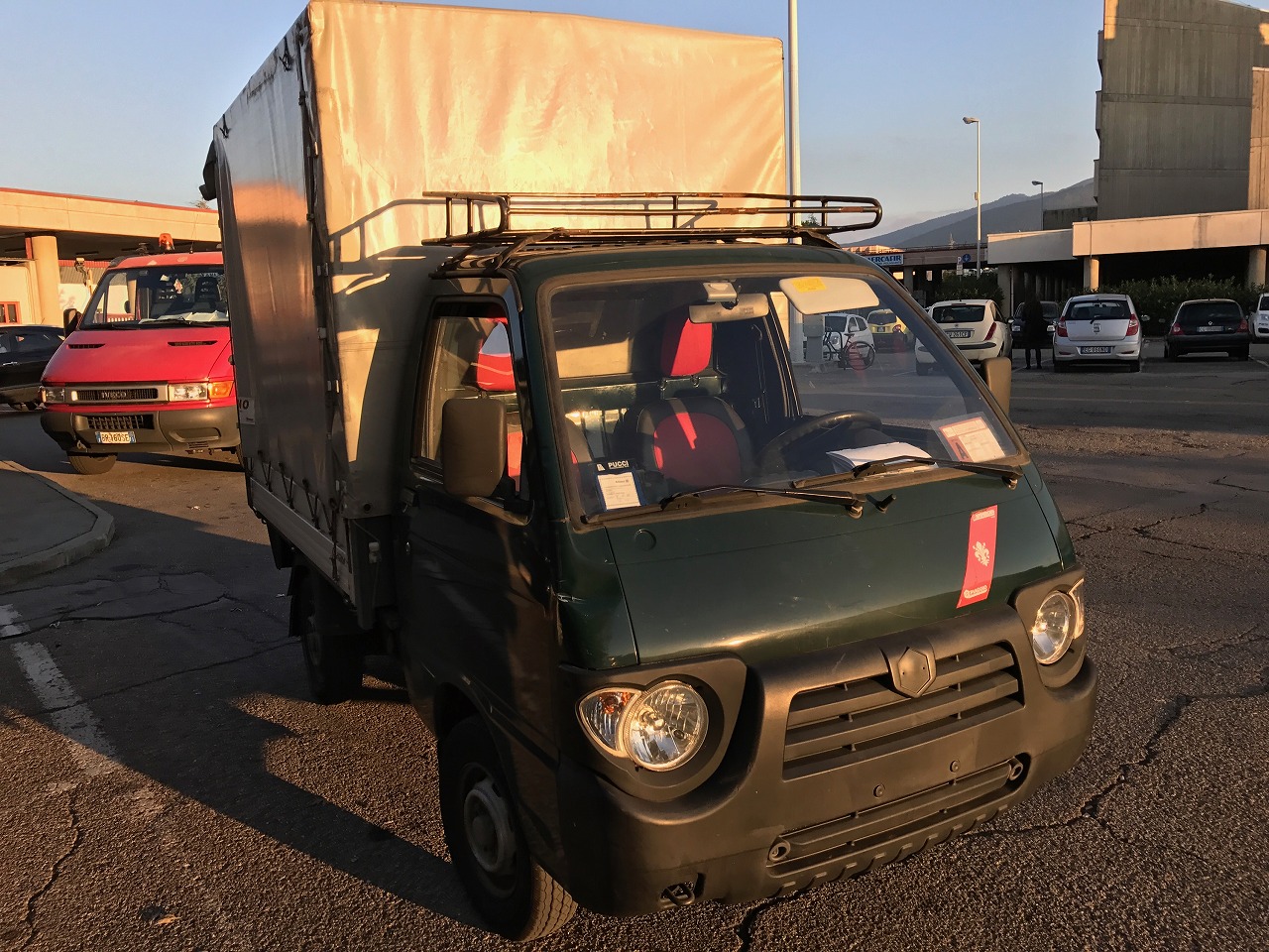 イタリアの路上に停車中のPIAGGIO軽トラ