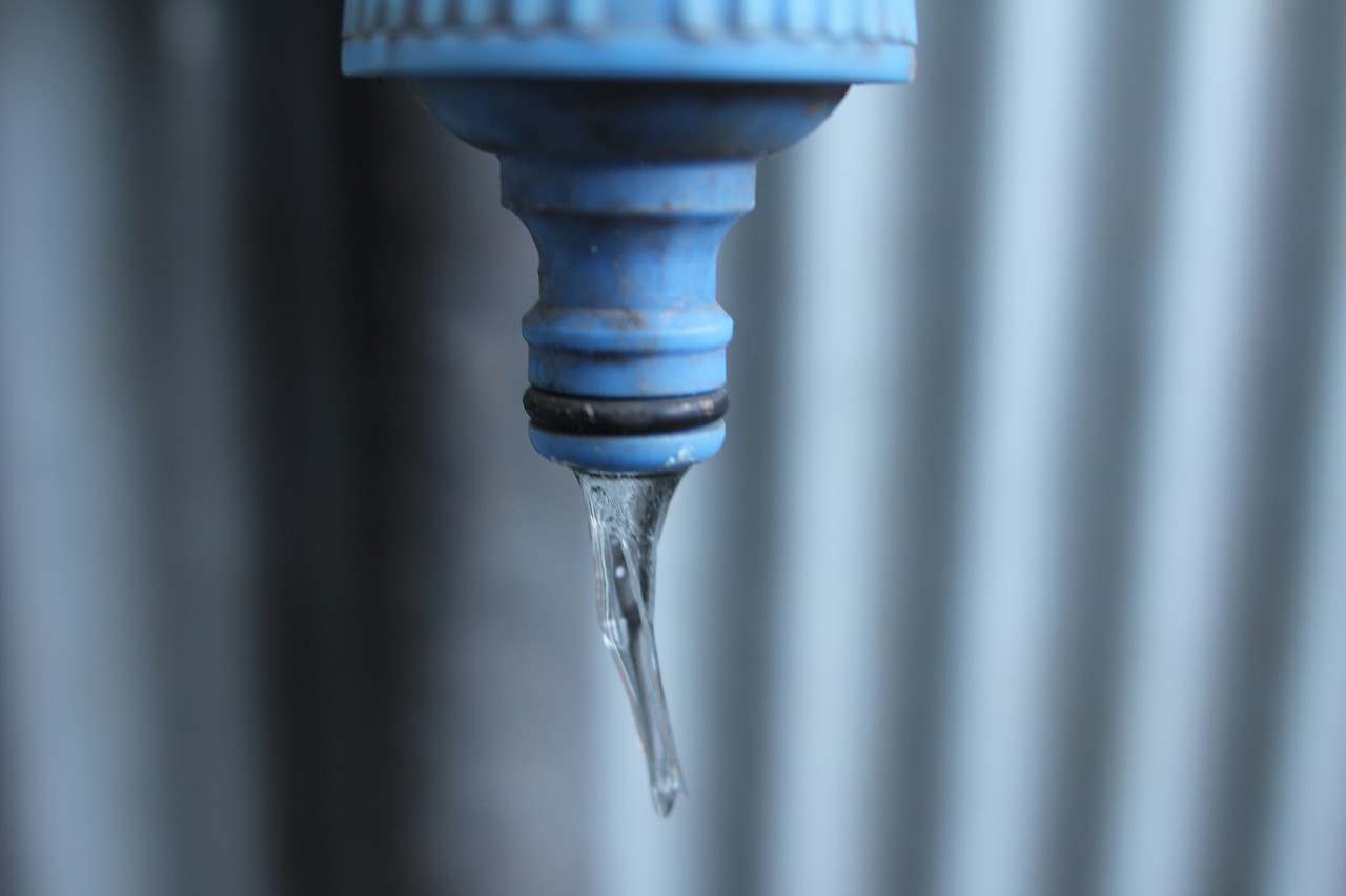 屋外の水道蛇口が完全に凍結している様子