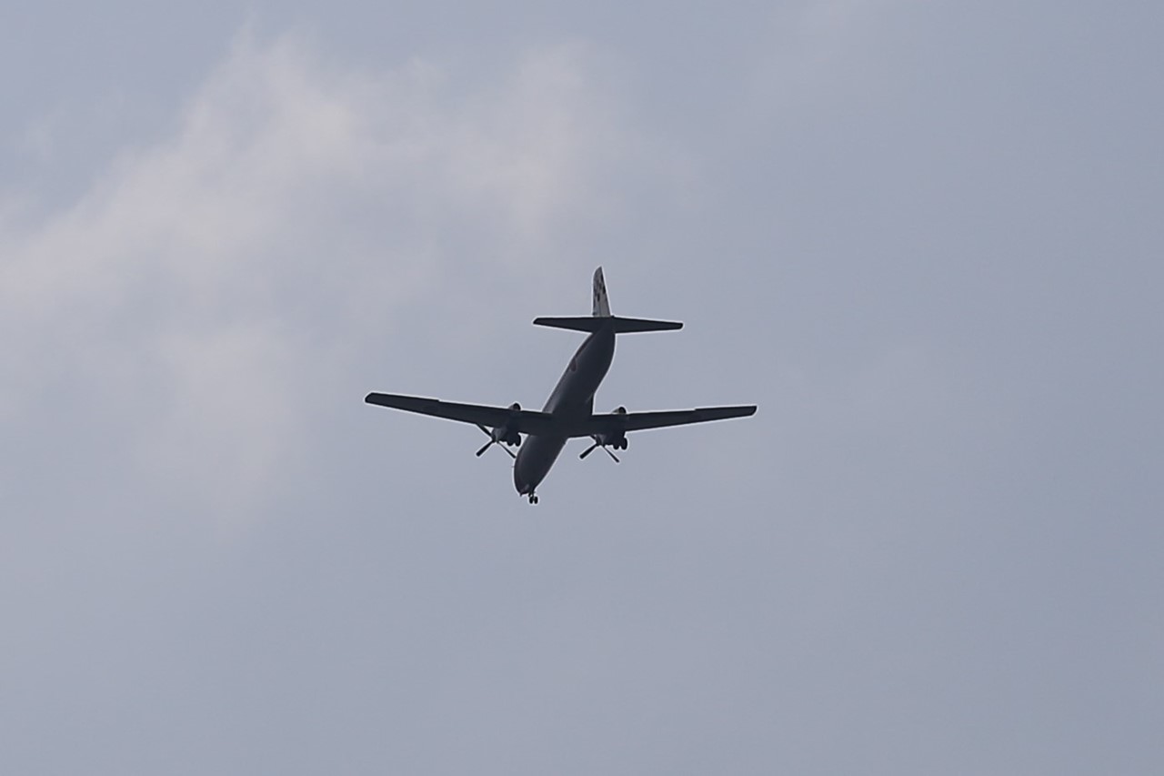 トリミングして拡大した飛行機の写真