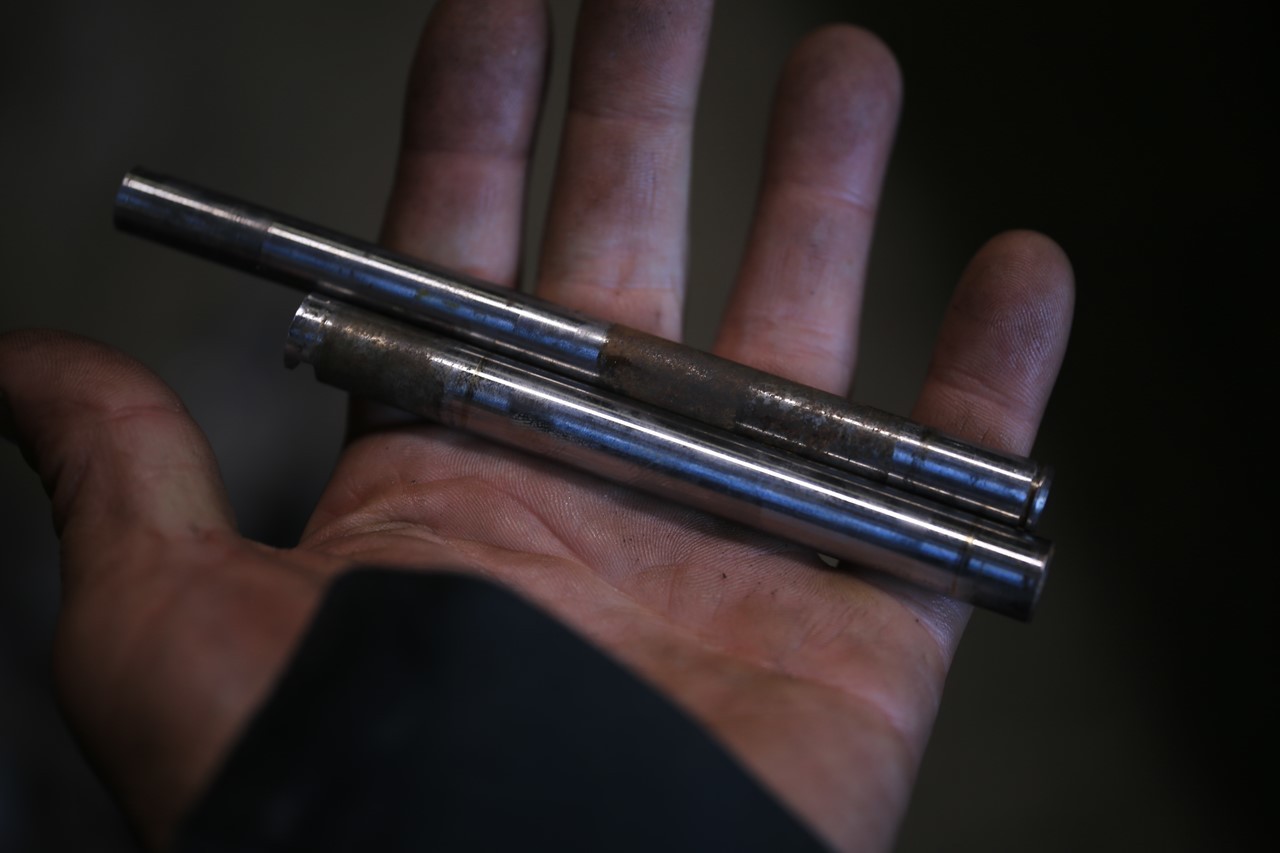 フロントブレーキとショック関連のシャフト取り外し