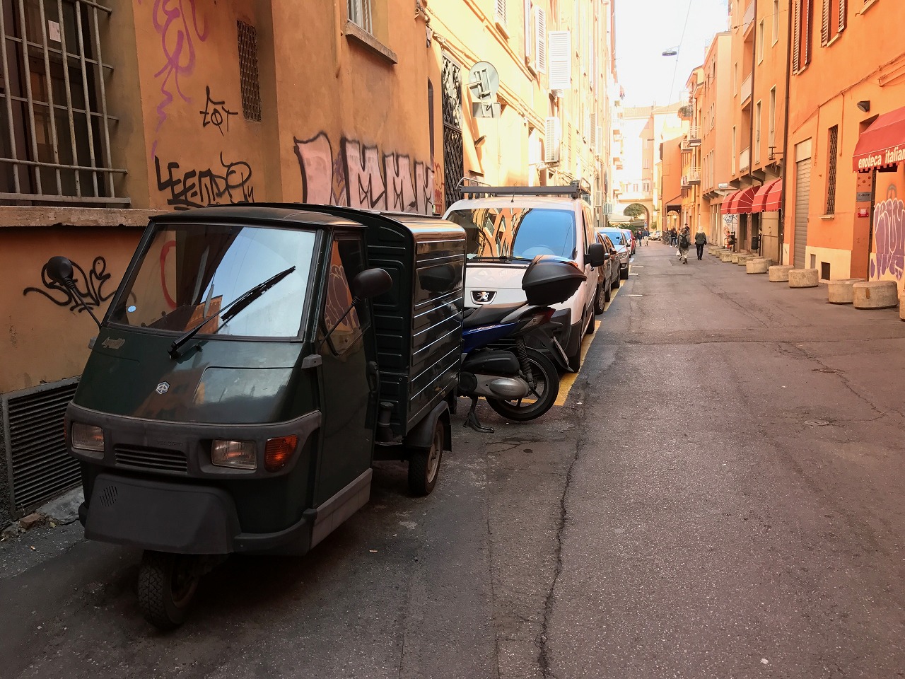 白いPIAGGIO車と石畳の風景