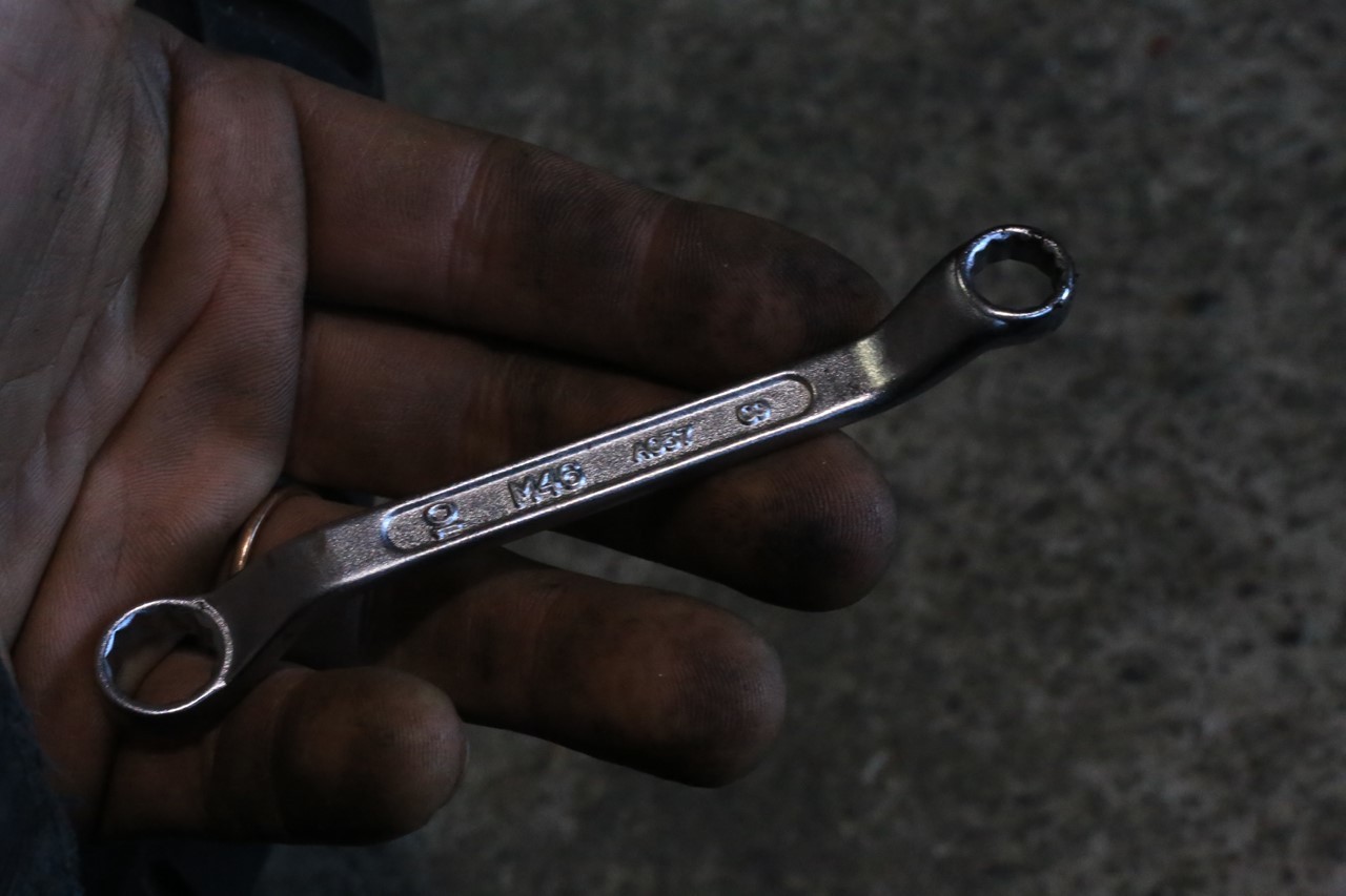 8mmオフセットメガネレンチを使用