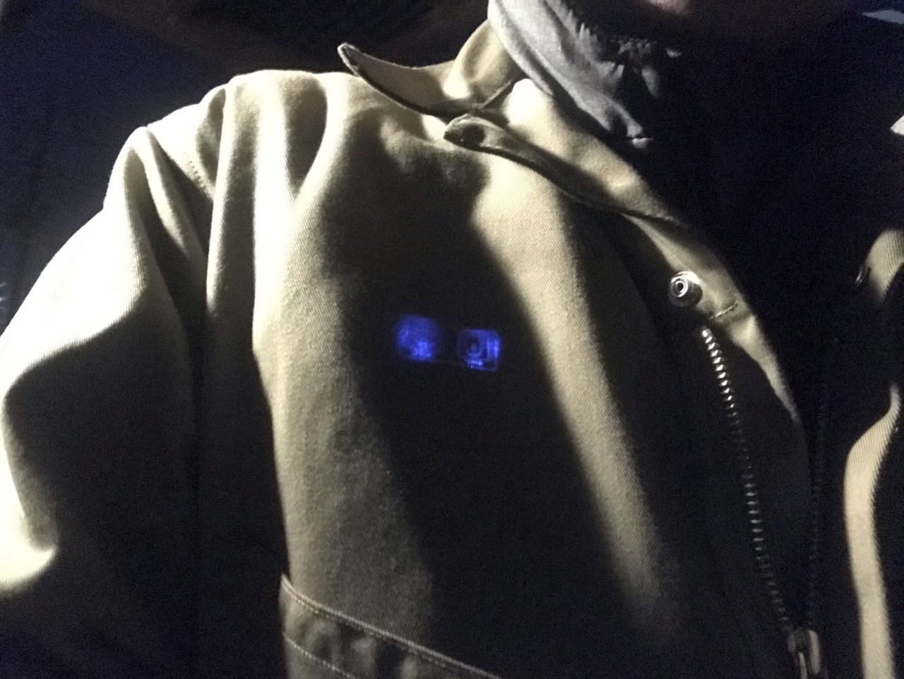 作業着の上から光る電熱ベスト(夜)