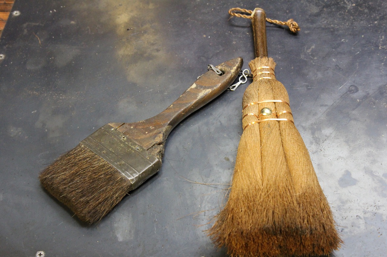 新しく購入された作業用の箒
