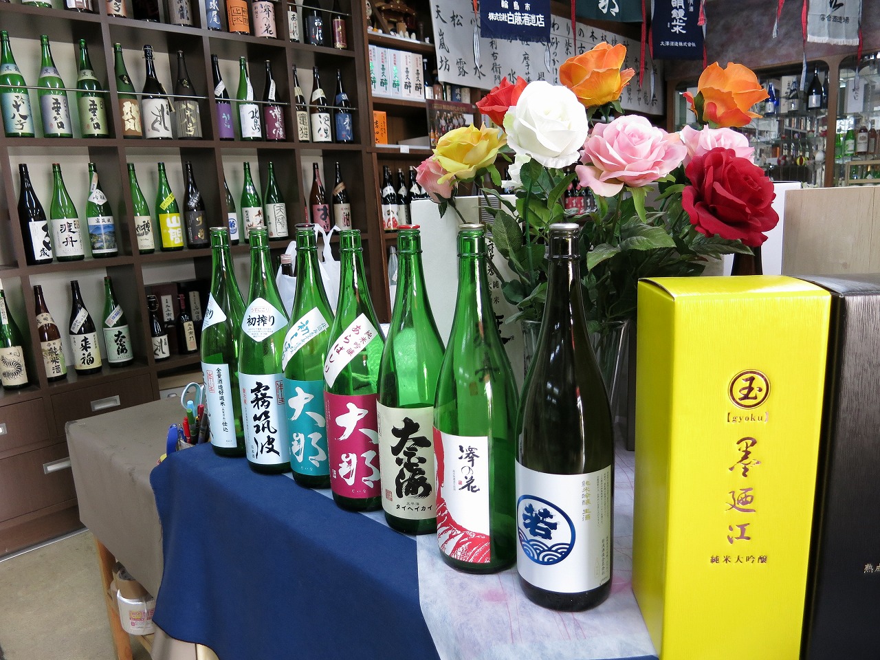 各地の希少な日本酒が揃う棚のディスプレイ