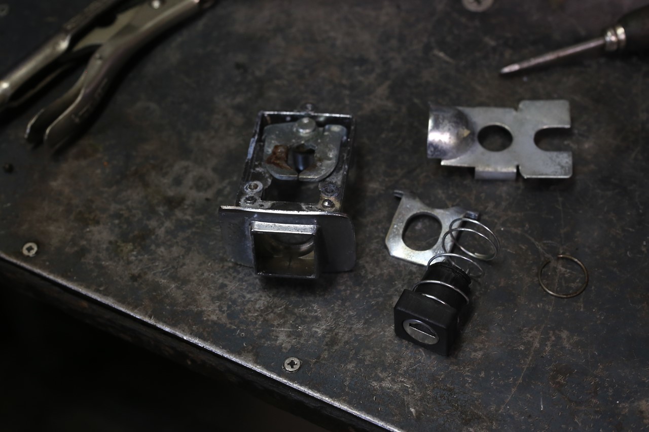 ロック機構内部でズレたパーツ